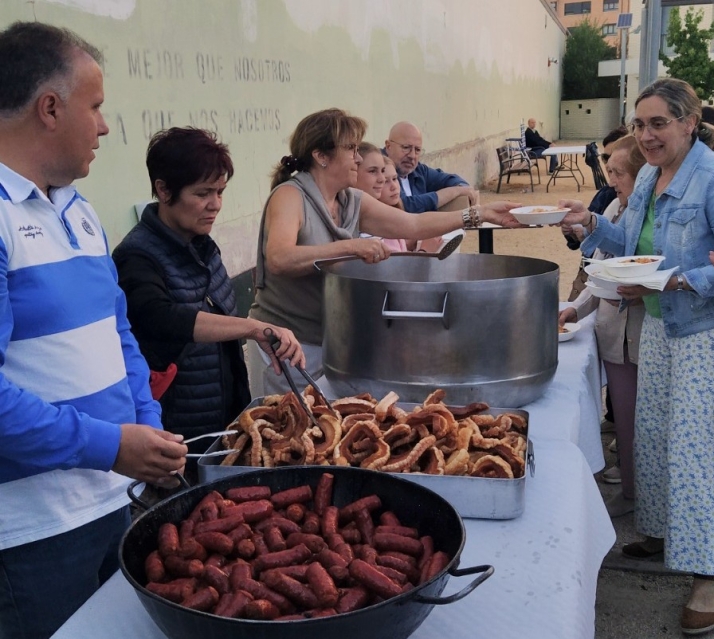 El barrio de Santa Bárbara ya conoce su programa de fiestas: orquestas, toros de fuego o vermús