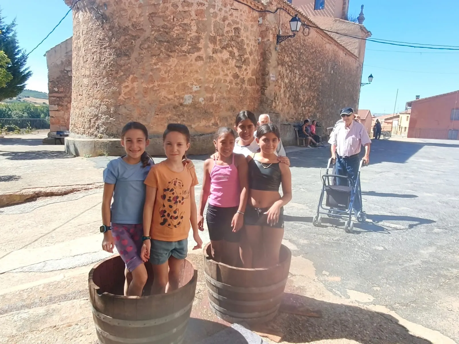 Foto 2 - Las ni&ntilde;as lideran el relevo generacional en la pisada de uva de Quintanilla de Tres Barrios
