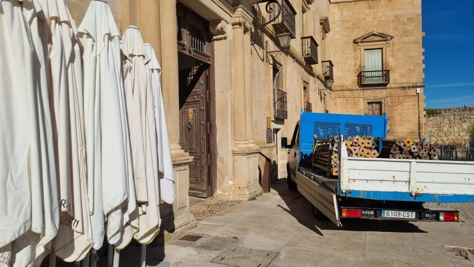 Llegada de material, esta mañana, al Palacio adnamantino. | JCyL