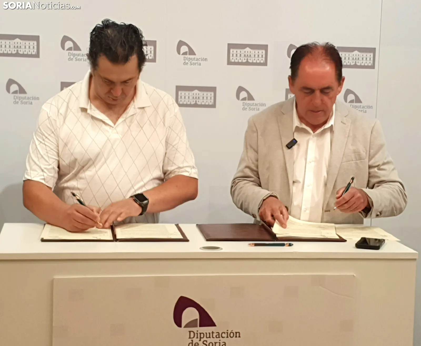 Imágenes de la firma del convenio entre Diputación y XTreme Covaleda
