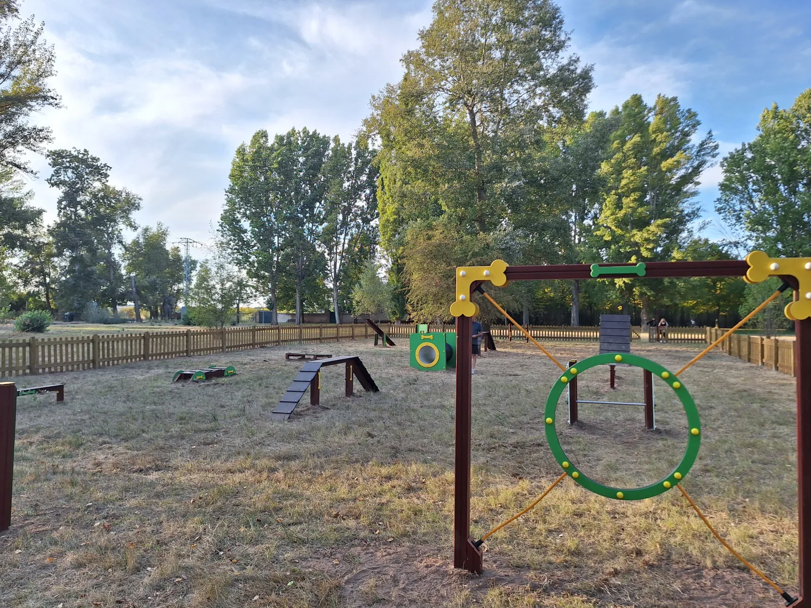 Catorce obstáculos para perros en el nuevo parque de Agility que estrena hoy Almazán