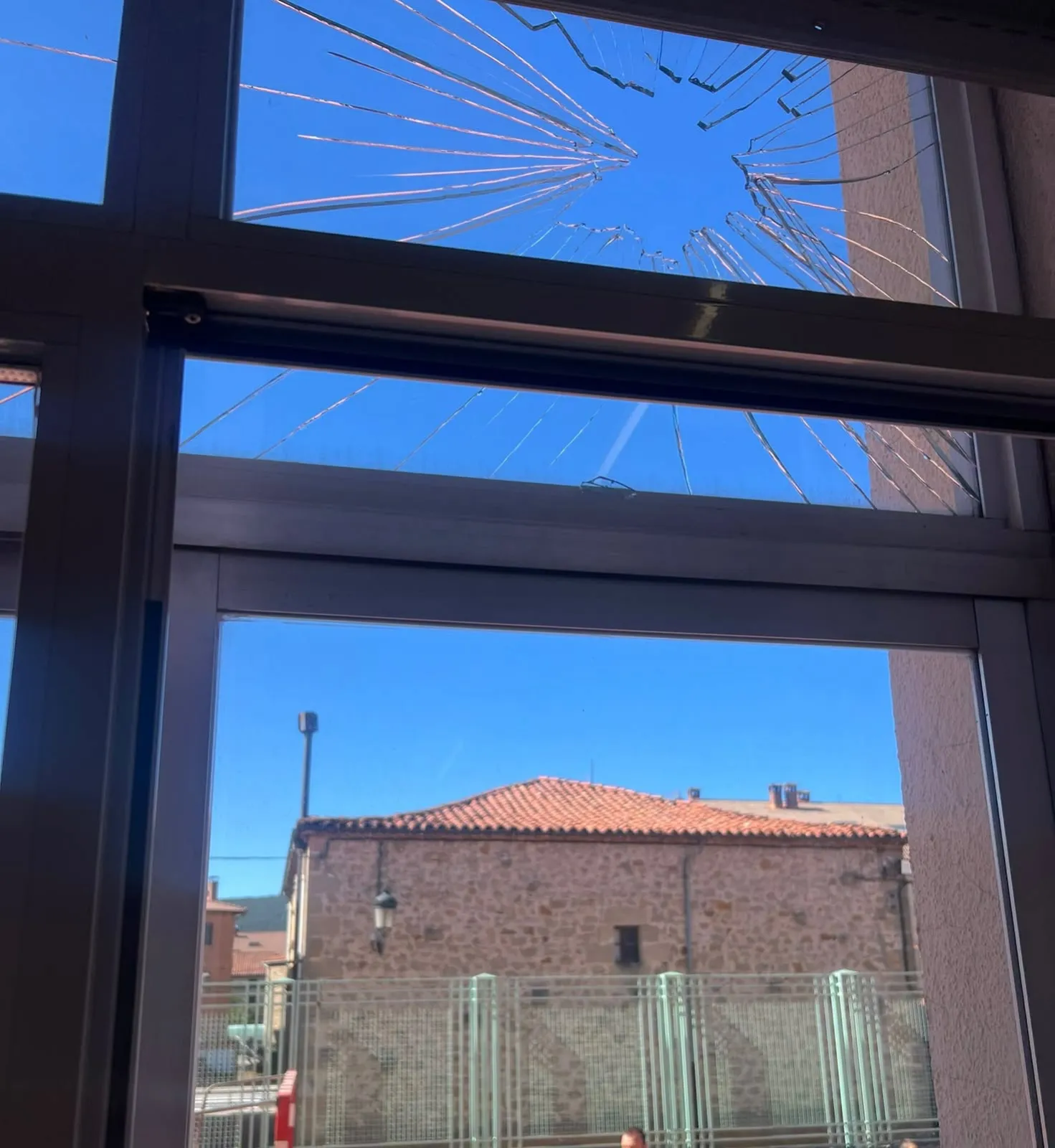 Cristal roto en la escuela municipal de Duruelo. / Imagen: Ayto. Duruelo de la Sierra