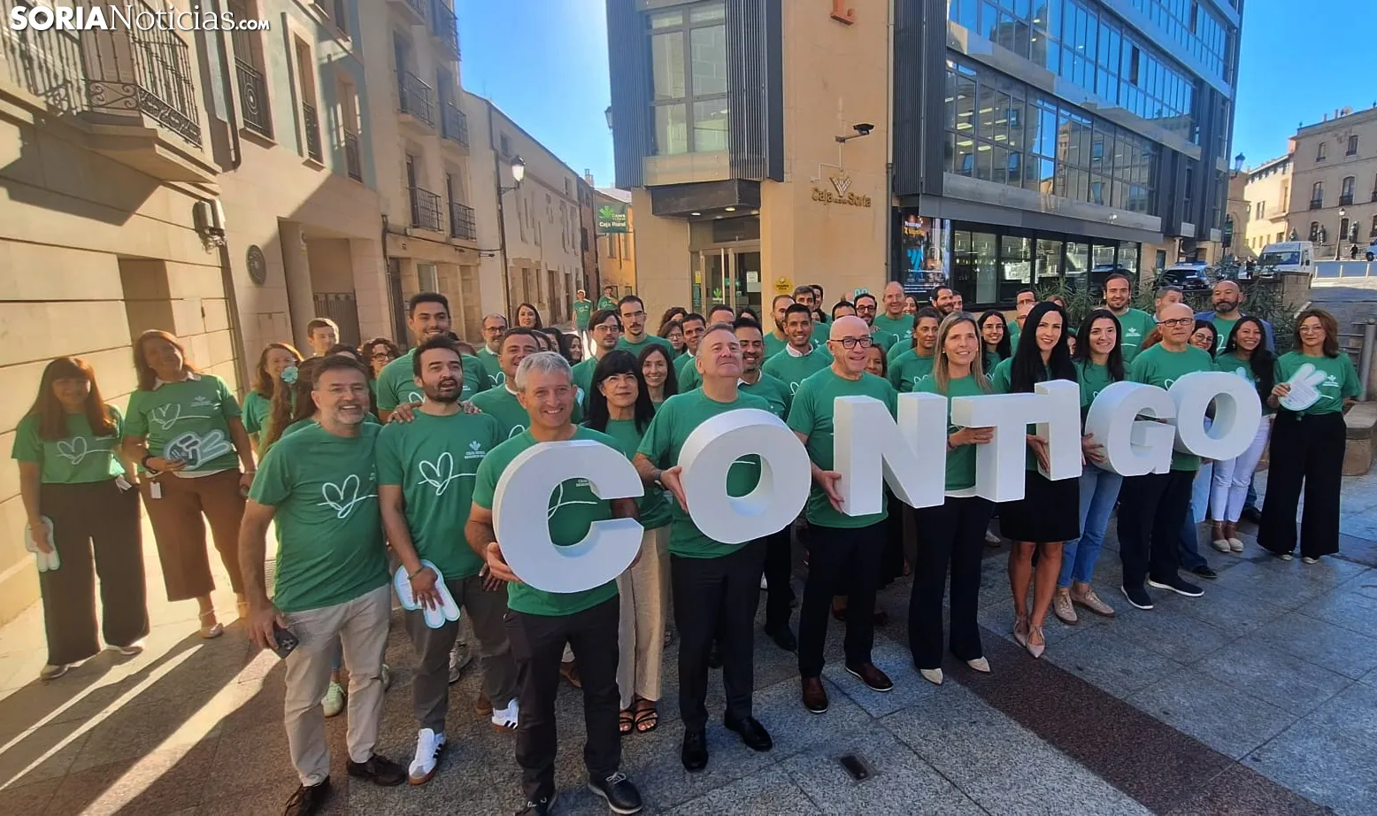 Foto de familia de los empleados de las oficinas centrales de Caja Rural hoy en la capital. /PC