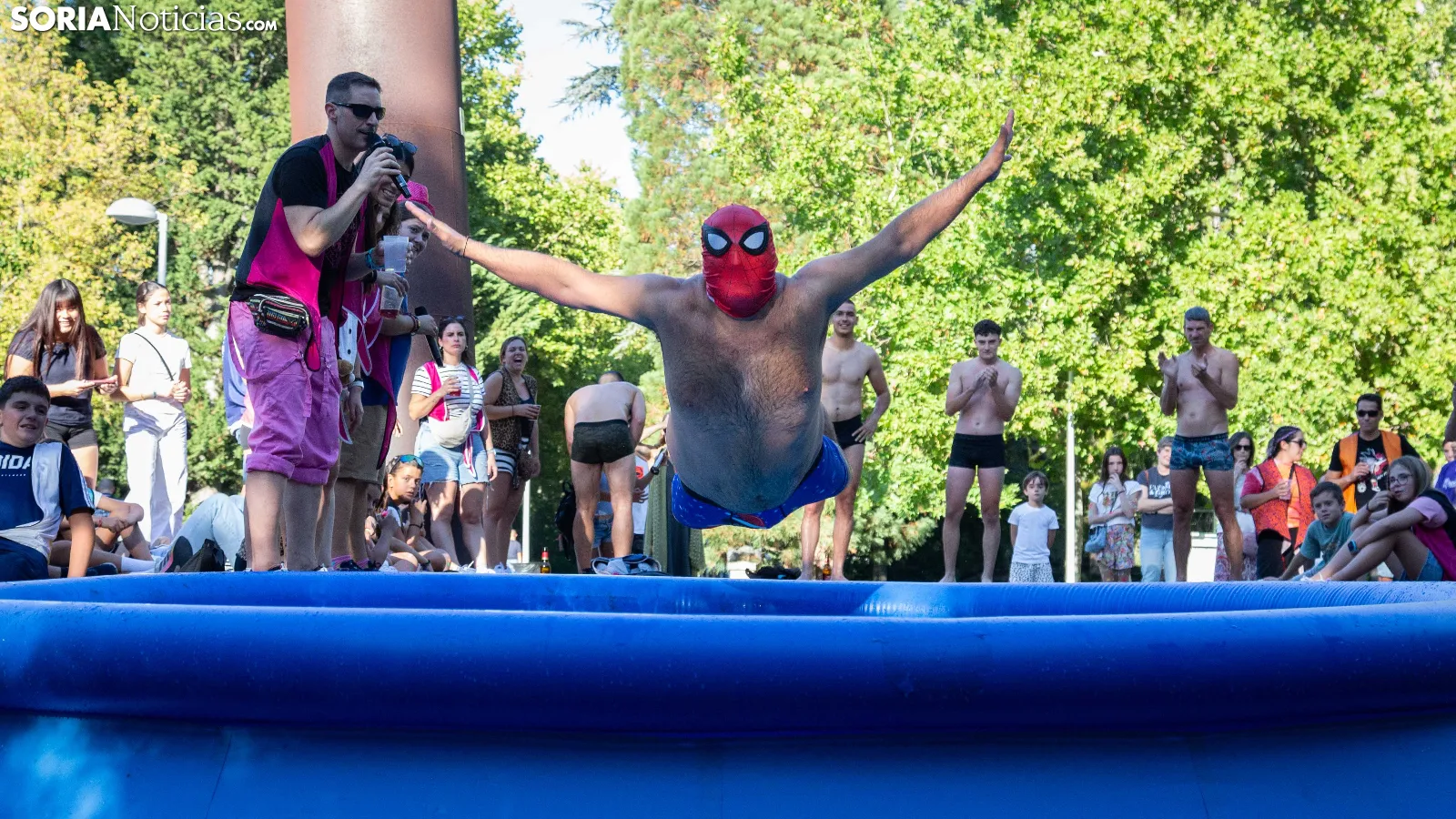 GALERÍA | ¡Risas, adrenalina y mucha agua! Almazán se lo pasa en grande con su mítico concurso de tripazos en el Jueves Chopero