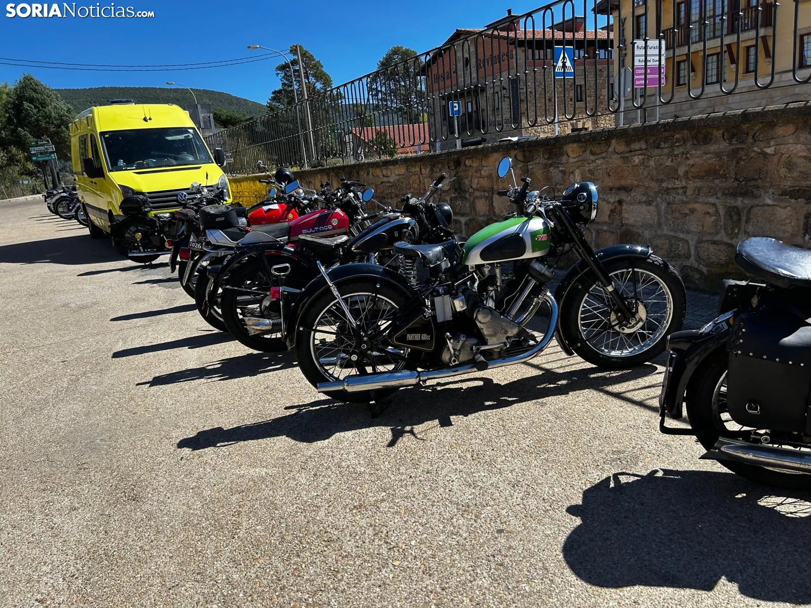 Foto 2 - Las motos hist&oacute;ricas hacen parada en Vinuesa