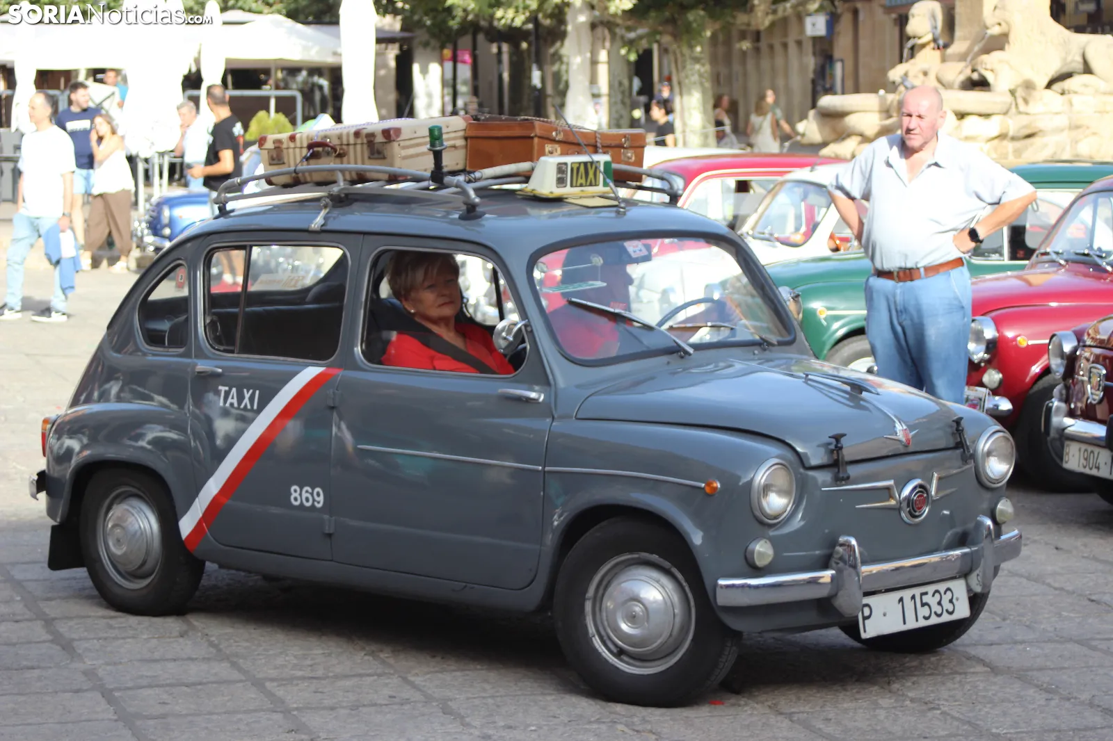 En imágenes: Casi un centenar de Seat 600 inundan la plaza Mayor de Soria