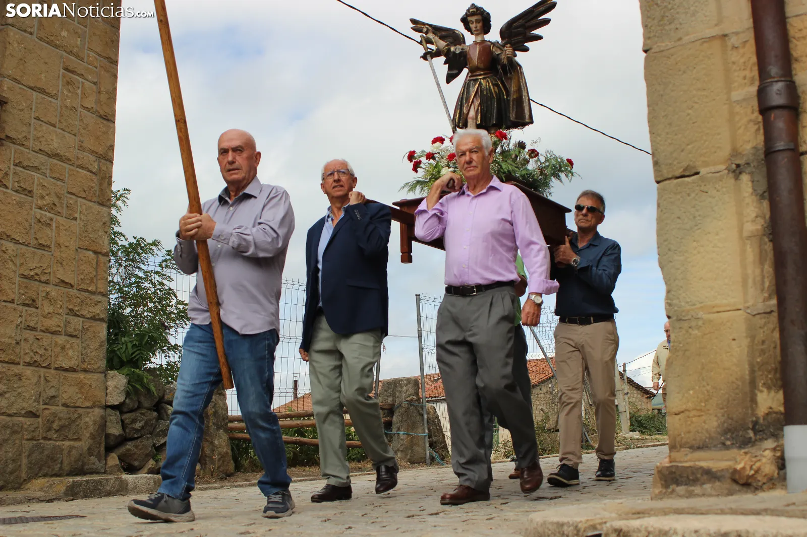 GALERÍA | La procesión de San Miguel recorre las calles de Duruelo en la jornada central de sus fiestas