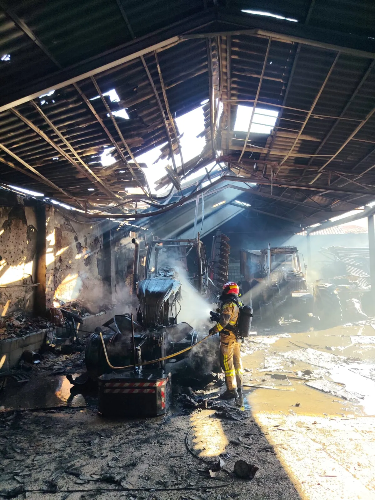 Foto 2 - Un incendio destruye tres tractores en Alcubilla del Marqu&eacute;s y causa graves da&ntilde;os en una nave agr&iacute;cola