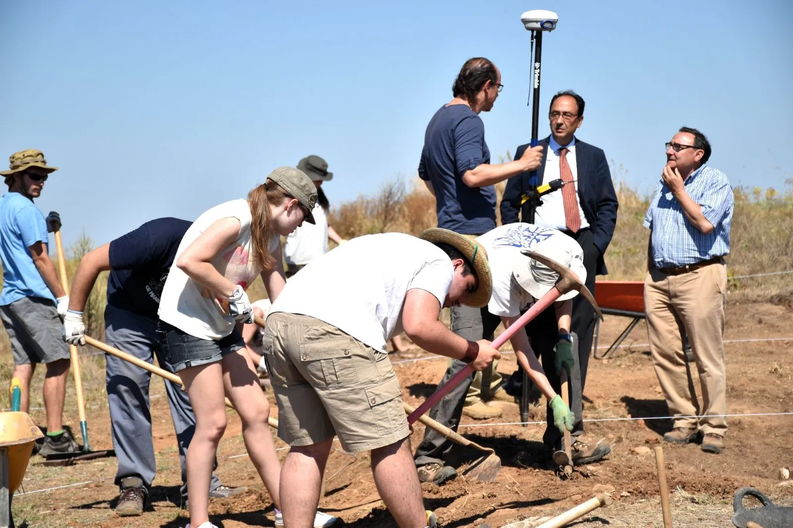 Alfredo Jimeno (d) con su equipo en la campaña de excavaciones en 2016. | JCyL