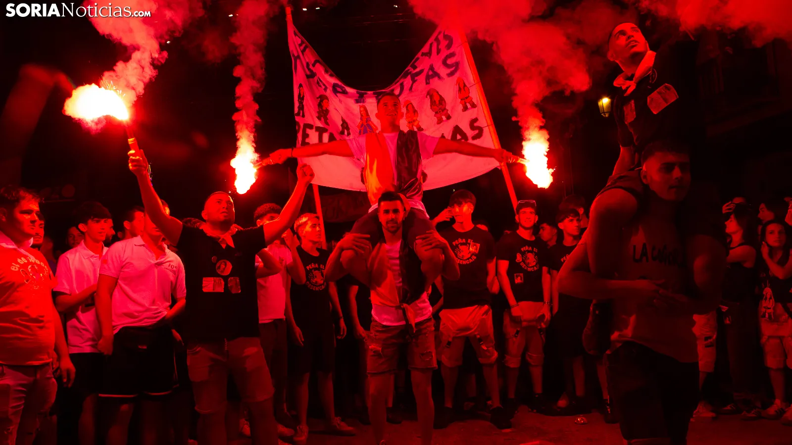 GALERÍA | San Esteban se rinde ante sus reinas y desata la locura de sus peñas en un pregón multitudinario