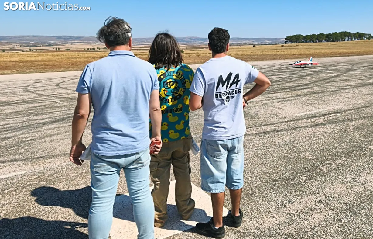 Pasión por el vuelo y un sentido homenaje: emotiva cita con el aeromodelismo