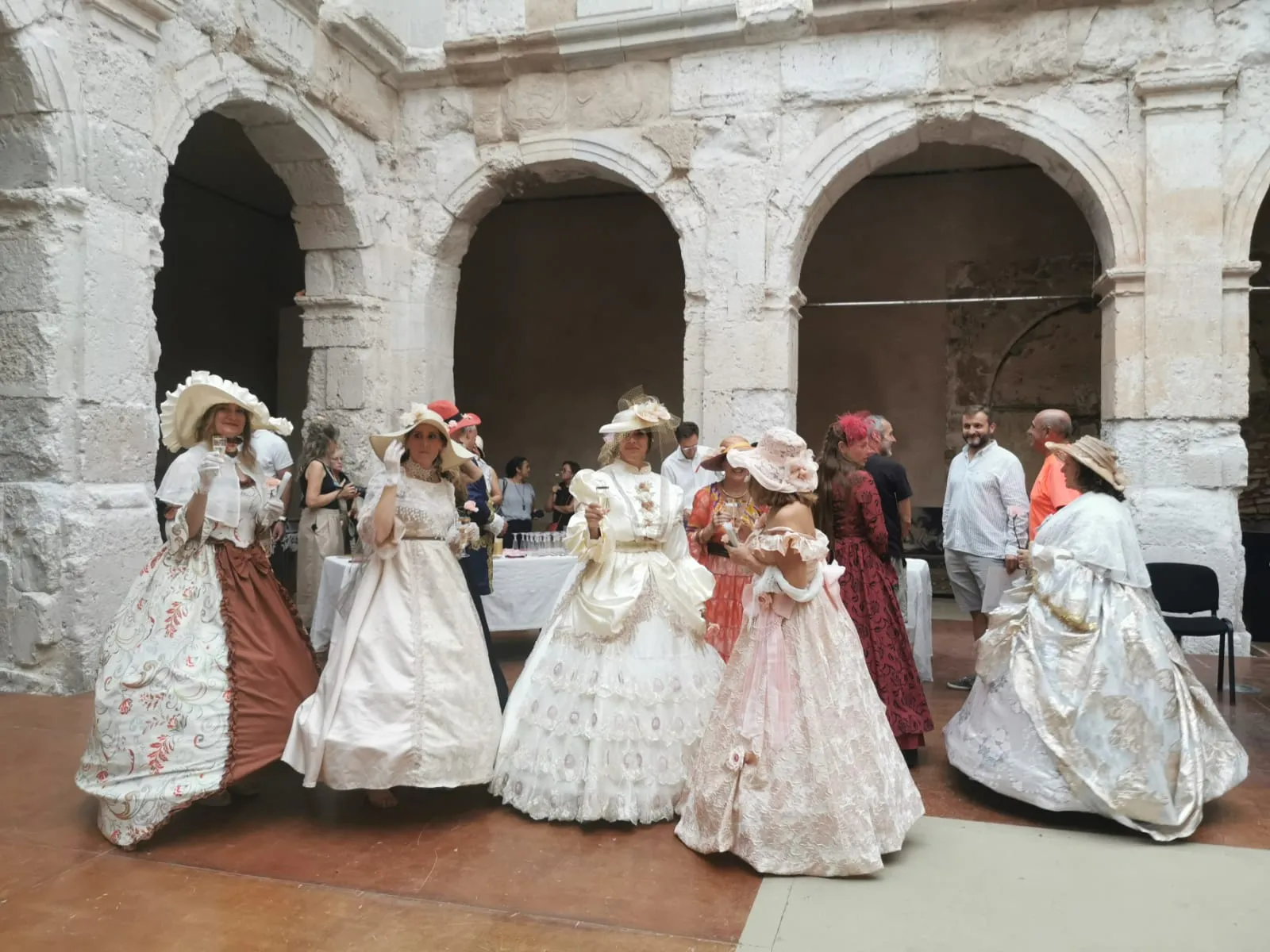 Asistentes vestidos con trajes de época durante la doble inauguración artística en el Palacio Ducal de Medinaceli/ Imagen: DeArte Medinaceli