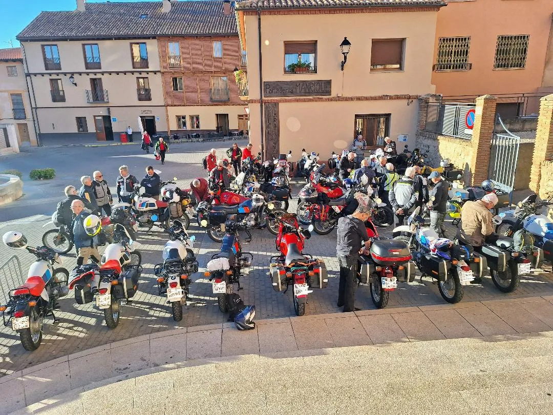 Los 41 participantes ante la Colegiata de Berlanga de Duero. / Imagen: Javier L. Minchán