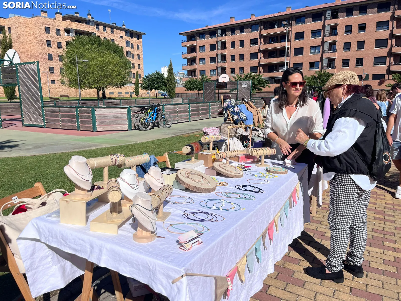 Foto 2 - Segunda mano, talento artesanal y ambiente festivo abarrotan el Rastrillo de Los Royales