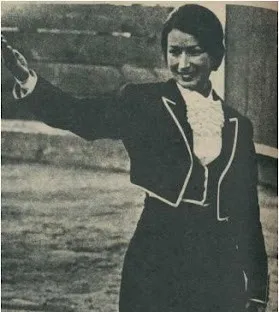 Imagen reproducida en el Blog 'Diario de la Historia Soriana', posteado por Amigos del Museo Numantino, de Blanca Inés Macías Monsalve en su presentación en la plaza de Soria (Fotografía de Ángel Alcalde en la revista taurina El Ruedo),