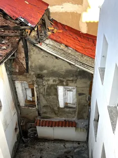 Estado que presenta el inmueble abandonado de El Collado en una imagen cedida por los vecinos del edificio colindante.