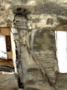 Estado que presenta el inmueble abandonado de El Collado en una imagen cedida por los vecinos del edificio colindante.
