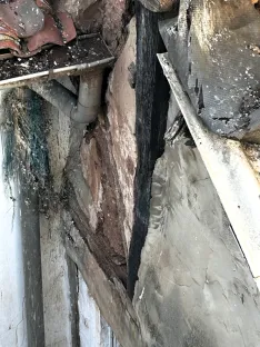 Estado que presenta el inmueble abandonado de El Collado en una imagen cedida por los vecinos del edificio colindante.