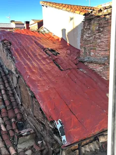 Estado que presenta el tejado del inmueble abandonado de El Collado en una imagen cedida por los vecinos del edificio colindante.