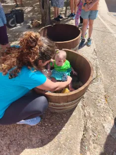 Foto 5 - Las ni&ntilde;as lideran el relevo generacional en la pisada de uva de Quintanilla de Tres Barrios