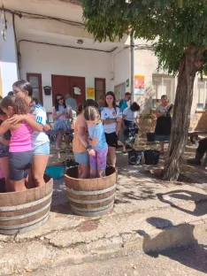 Foto 3 - Las ni&ntilde;as lideran el relevo generacional en la pisada de uva de Quintanilla de Tres Barrios