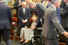 El Rey saluda a su tía, la infanta SAR doña Margarita, duquesa de Soria, en presencia de Carlos Zurita, duque de Soria, durante su visita a la capital en septiembre de 2024. | SN