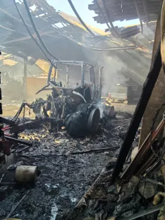 Foto 4 - Un incendio destruye tres tractores en Alcubilla del Marqu&eacute;s y causa graves da&ntilde;os en una nave agr&iacute;cola