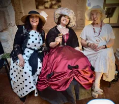 Asistentes vestidos con trajes de época durante la doble inauguración artística en el Palacio Ducal de Medinaceli/ Imagen: DeArte Medinaceli