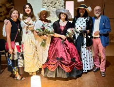 Asistentes vestidos con trajes de época durante la doble inauguración artística en el Palacio Ducal de Medinaceli/ Imagen: DeArte Medinaceli
