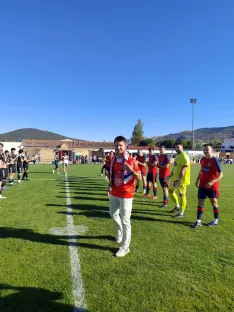 Foto 5 - &Oacute;lvega homenajea a su campe&oacute;n del mundo con el saque de honor