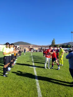 Foto 4 - &Oacute;lvega homenajea a su campe&oacute;n del mundo con el saque de honor