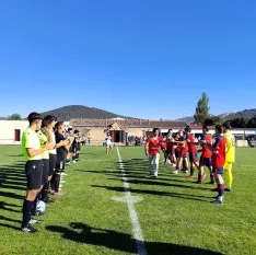 Foto 3 - &Oacute;lvega homenajea a su campe&oacute;n del mundo con el saque de honor