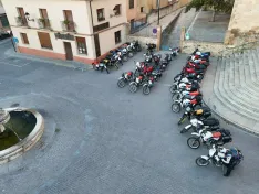 Los 41 participantes ante la Colegiata de Berlanga de Duero. / Imagen: Javier L. Minchán