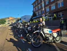 Los 41 participantes ante la Colegiata de Berlanga de Duero. / Imagen: Javier L. Minchán