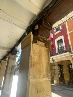 Desperfectos en uno de los pilares de los soportales de El Collado a la altura del número 24. | SN