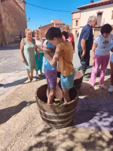 Foto 4 - Las ni&ntilde;as lideran el relevo generacional en la pisada de uva de Quintanilla de Tres Barrios