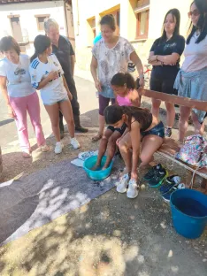 Foto 12 - Las ni&ntilde;as lideran el relevo generacional en la pisada de uva de Quintanilla de Tres Barrios