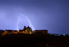 Un rayo sobre la ermita de El Mirón de la capital. | SN