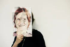Retrato de la artista, 'SurFace', con el que se presenta en su página web. Fotos: ©Wolfgang Zlodej and ©Pierpaolo Sarra (mask)