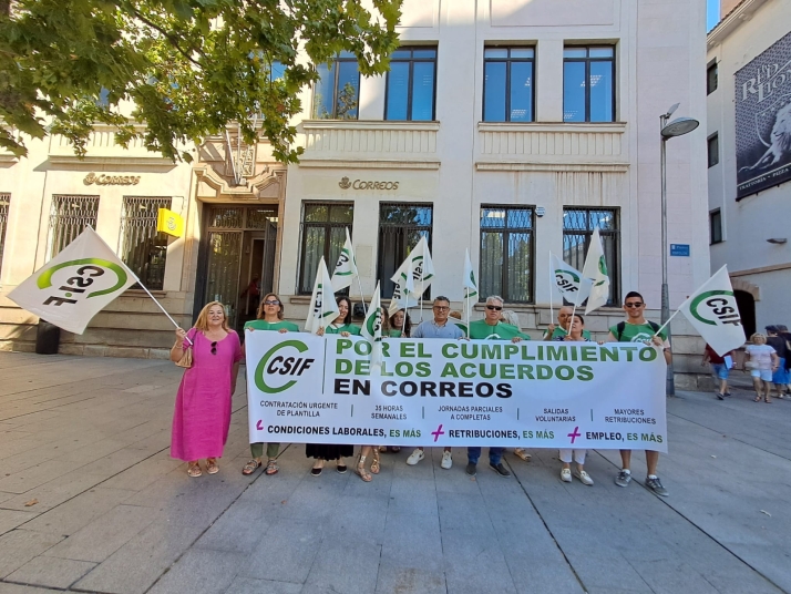 CSIF se concentra en Soria para exigir más personal en Correos