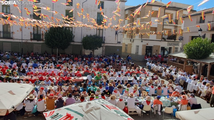 Ólvega disfruta, al sol, de su alubiada de fiestas