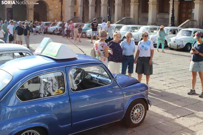 En im&aacute;genes: Casi un centenar de Seat 600 inundan la plaza Mayor de Soria