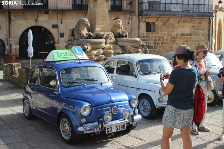 En im&aacute;genes: Casi un centenar de Seat 600 inundan la plaza Mayor de Soria