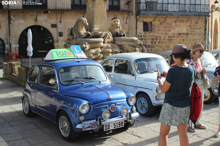 En im&aacute;genes: Casi un centenar de Seat 600 inundan la plaza Mayor de Soria