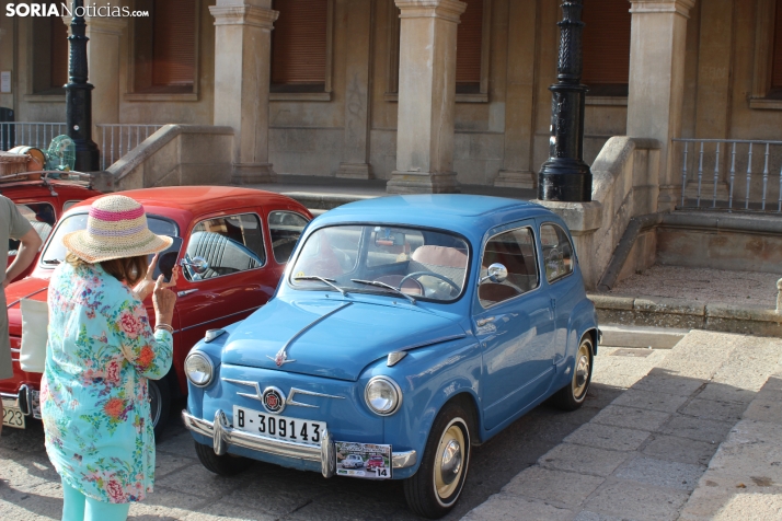 En im&aacute;genes: Casi un centenar de Seat 600 inundan la plaza Mayor de Soria