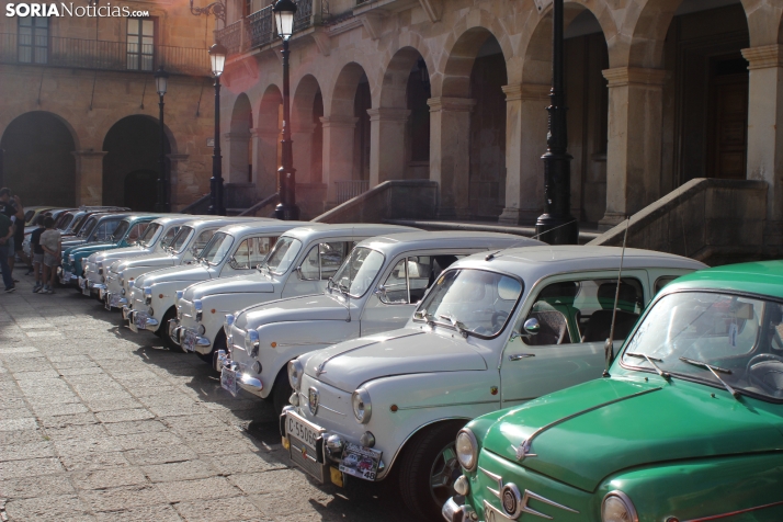En im&aacute;genes: Casi un centenar de Seat 600 inundan la plaza Mayor de Soria