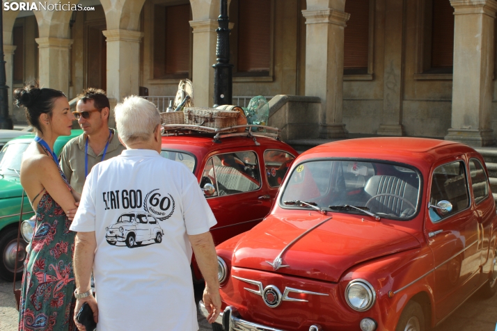 En im&aacute;genes: Casi un centenar de Seat 600 inundan la plaza Mayor de Soria