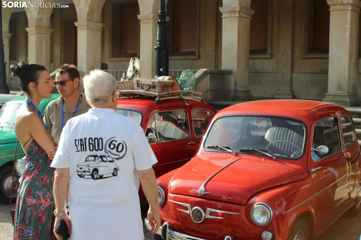 En im&aacute;genes: Casi un centenar de Seat 600 inundan la plaza Mayor de Soria