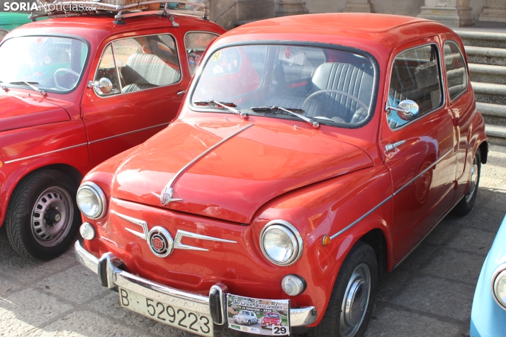En im&aacute;genes: Casi un centenar de Seat 600 inundan la plaza Mayor de Soria
