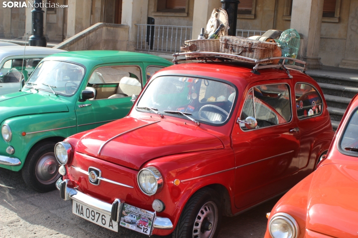 En im&aacute;genes: Casi un centenar de Seat 600 inundan la plaza Mayor de Soria